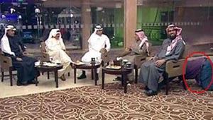 بالصورة.. ماذا يفعل هذا الرجل تحت الكرسي في الاستوديو؟!