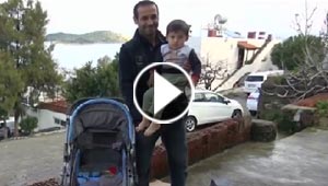 بالفيديو.. انقاذ طفل بعد ان تدحرجت عربته في منحدر خطير