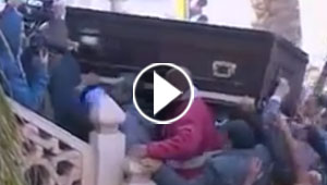  فيديو جنازة الفنانة فاتن حمامة: االتدافع كاد يسبب سقوط النعش! 