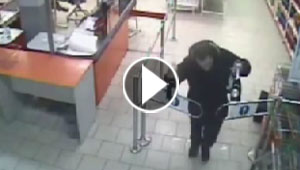 بالفيديو.. لص يسرق المشروبات الكحولية ويجد الشرطة بانتظاره!