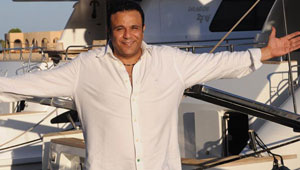 محمد فؤاد يخالف الاطباء ويخاطر بحياته بسبب (ساندوتش شاورما)