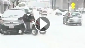 بالفيديو.. شاهد كيف اصطدم سائق الدراجة النارية بسيارة وفر هاربا