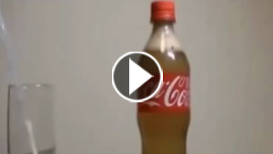 بالفيديو.. ماذا يحدث للكوكاكولا عندما نضيف اليها الحليب؟