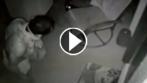 فيديو.. كاميرا مراقبة ترصد لصا يضع حمالة صدر على وجهه