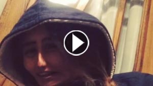 بالفيديو.. هل استنشقت زينة غاز الهيليوم حتى نحف صوتها بهذا الشكل؟