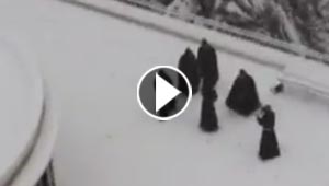 بالفيديو.. كرات الثلج تعيد رهبان الفرنسيسكان الى طفولتهم وتغريهم باللعب