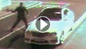 فيديو مدهش.. ضرب السيارة بحجر فردت اليه بضربة افقدته الوعي