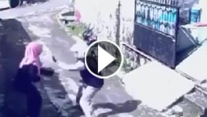 فيديو.. شاهد كيف استحوذت فتاة على الدراجة النارية لسارق حقيبتها!!