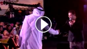 عمرو دياب في حفل الكويت ينزل عن المسرح ليسلّم على الجمهور 