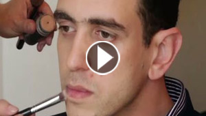 فيديو مذيع مغربي يضع مكياج نسائي ويتحوّل من (مومو) إلى (ميمي)