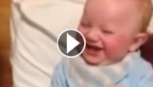 شاهد كيف مزق الرضيع اوراق الجريدة وكيف ضحك من اعماق قلبه