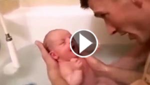 فيديو رائع لرجل يحمم ابنه لا تقل ابوّته عن الأمومة!