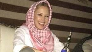بالصور.. كيلي مينوغ مع الشيشة في مغامرة رائعة بصحراء دبي 