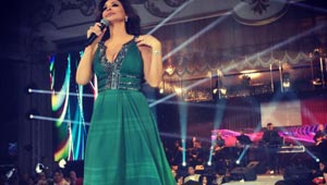 اليسا تشعل الجمهور باغانيها واطلالتها المثيرة بفستان مفتوح مع وائل جسار