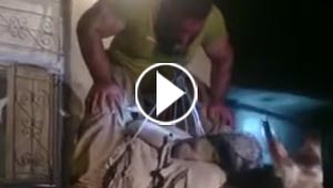 فيديو مدهش يظهر فيه رجل يرفع حمارا.. باسنانه