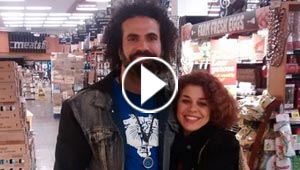   منى هلا لمنتقديها بعد نشرها صور جريئة لها ولصديقها: ناس هايفة!! 