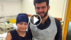 صور عمار الكوفي يفاجئ طفلة مريضة بالسرطان في فيينا وفيديو حفل النمسا