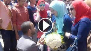 فيديو رومانسي: طالب جامعي مصري يفاجئ زميلته ويخطبها امام الجميع بطريقة تامر حسني 