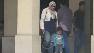 بالصور.. ام تربط طفلها بحبل مثل الكلب.. هل هي فكرة جيدة؟