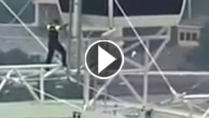 متهور يدخل موسوعة غينيس على عجلة عملاقة ترتفع 122 مترا