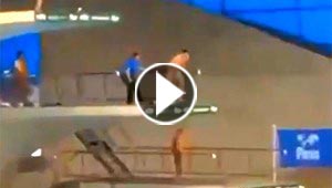  بالفيديو.. مشجع يقتحم منصة القفز في بطولة ويقفز الى المسبح بغباء