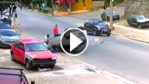 بالفيديو.. شاهد رد فعل شاب نجا من حادث دهس ولم يلتفت خلفه!
