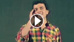    صور عمرو دياب في بداياته قبل 30 عاما، وفيديو اغنية البلهارسيا يثير السخرية
