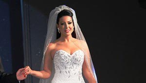 صور سمية الخشاب تتألق بفستان زفاف من الماس قيمته مليون ونصف دولار