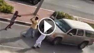 بالفيديو.. رجل بحالة غير طبيعية يعتدي على المارة والشرطة تعتقله