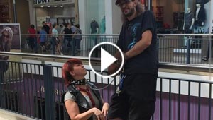 صور وفيديو.. رجل يقيد زوجته كالكلب ويطوف بها في الشارع