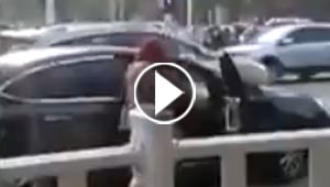فيديو زوجة تداهم زوجها وتضرب عشيقته فيلقنها زوجها (علقة ساخنة)