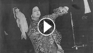 صور قديمة وفيديو نادر لسقوط ام كلثوم على مسرح باريس