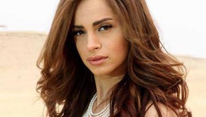 آمال ماهر تصف خبر خطوبتها على سعودي بـ (اشاعة سخيفة)! 