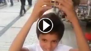 معجزة سورية تحل لغز روبيك الذكاء دون ان تنظر اليه وخلال وقت قياسي.. بطلها طفل!!