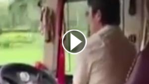بالفيديو.. سائق يستبدل حذاءه وجواربه وهو يقود حافلة تعج بالركاب