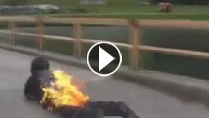 بهلوان نمساوي يحطم رقما قياسيا باغرب طريقة.. بدراجة رباعية واحتراق ملابسه
