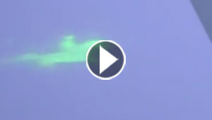 ظهور شبح اخضر في السماء البريطانية.. فيديو غير شكل