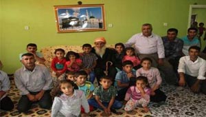 الاولا والاحفاد يحيطون بجدهم المعمر(110 اعوام) في احلى عيد