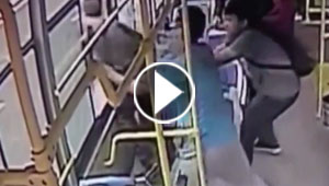بالفيديو.. لص يقفز من نافذة باص بعد سرقة هاتف وافتضاح امره