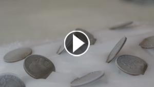 ماذا يحدث للمعادن عندما يلامسها الثلج الجاف.. شاهد الفيديو