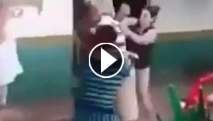 بالفيديو.. رجل يتلقى علقة من قاع الدست من مجموعة نساء في حانة
