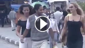 البرازيل.. شقراء تعاكس الرجال في الشارع العام وامام عيون زوجاتهم!!