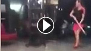 بالفيديو.. امرأة تعبر استيائها من تسريحة شعرها بتحطيم الصالون