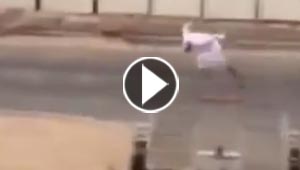  بالفيديو.. شاب يوثق قدرته على اصابة الناس بالعين وايذائهم