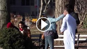 بالفيديو..هكذا ردت فتاة امريكية على تحرشين متتاليين.. احدهما عربي