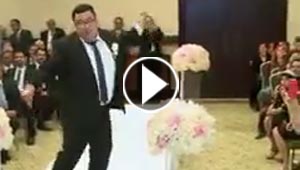 بالفيديو.. عريس لا يتوقف عن الرقص من شدة فرحه بعروسه