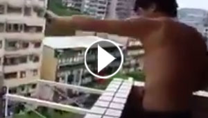 بالفيديو.. رجل صيني يصطاد سمكة من بلكون منزله