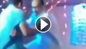 بالفيديو.. سقوط رجلين بشكل مضحك اثناء رقصهما في عرس
