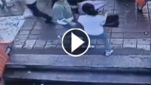  بالفيديو.. حفرة تبتلع 4 اشخاص وهم واقفون ينتظرون الباص