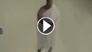 بالفيديو.. معتمر تعب من الطواف حول الكعبة فماذا فعل؟!